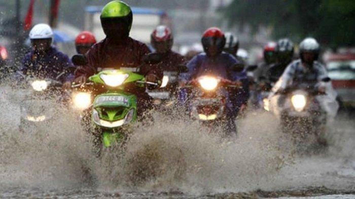 Musim Hujan Tiba Simak Cara Aman Untuk Merawat Motor Listrik Saat