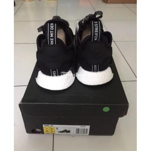 Foto sepatu on sale adidas hitam putih