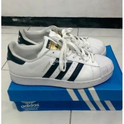 Foto sepatu shop adidas warna putih