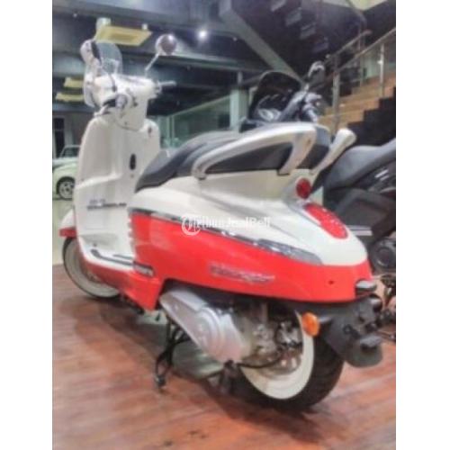 Motor Klasik Peugeot Django Evasion 150cc Warna Merah Putih di