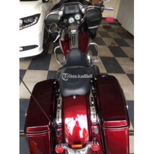 Harley Davidson motor dengan desain klasik dan warna merah terang