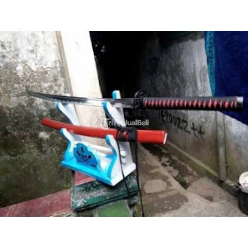 Detail bilah pedang samurai dengan pola serat unik (hada)