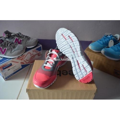 Sepatu running clearance reebok wanita