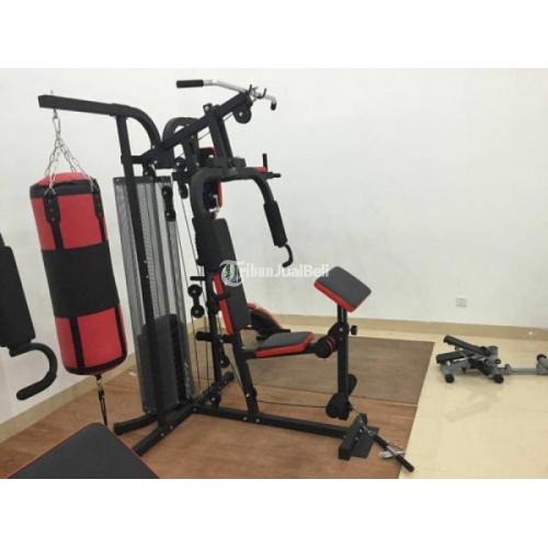 Ayollar mushuklarining tukli oyoqlari Er-xotin jinsiy aloqa uchun boshqa turmush qurgan juftlikni qidirmoqda.