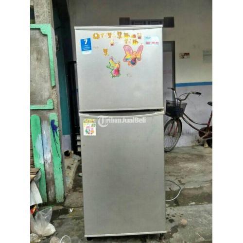 Kulkas Dua Pintu Bekas Merk Aqua Kondisi Mulus Dingin di Surakarta