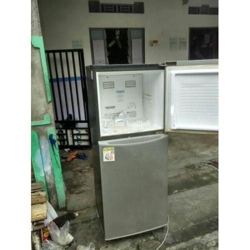 Kulkas Dua Pintu Bekas Merk Aqua Kondisi Mulus Dingin di Surakarta