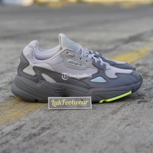 harga adidas falcon ori