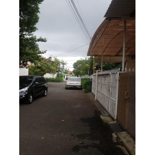 Rumah lingkungan asri view taman di Taman Aries, Jakarta Barat