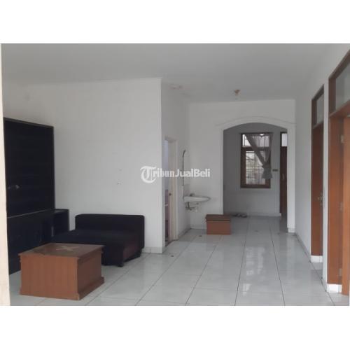 Rumah lingkungan asri view taman di Taman Aries, Jakarta Barat