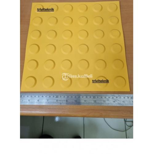 blind road tactile guiding paving orange sidewalk,jalan difable karet