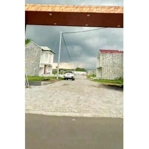 Rumah 2 Lantait Promo 385jt semenit Pizza Hut dan kampus UMM Pinggir jalan di malang 