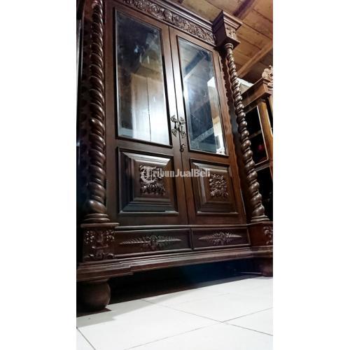 Lemari Kaca Pajangan Hias Ulir Ukir Dekorasi Interior Ruang Tamu Mewah