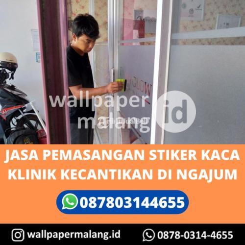 JASA PEMASANGAN STIKER KACA KLINIK KECANTIKAN DI NGANJUM