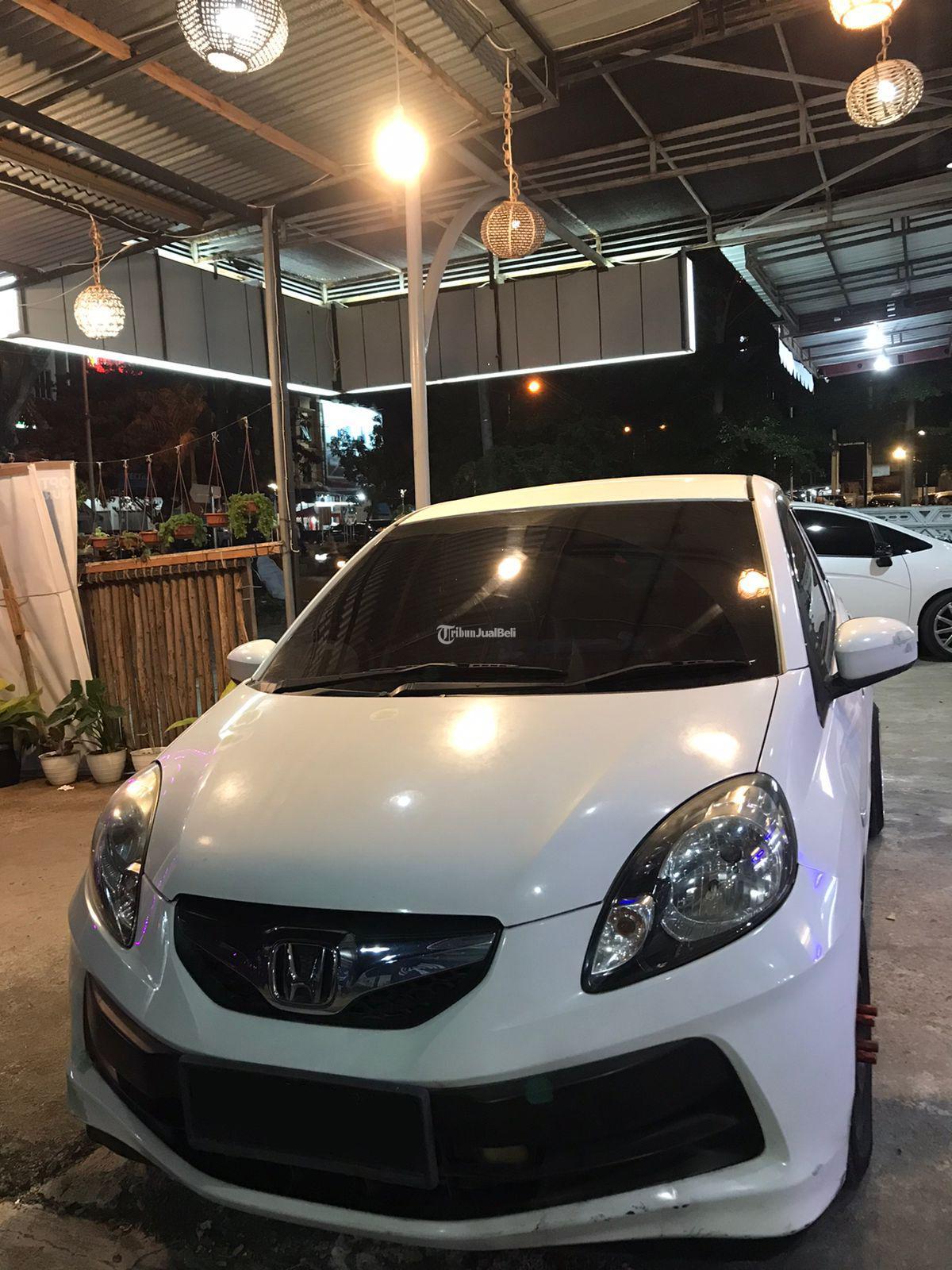 Mobil Brio warna putih 2016