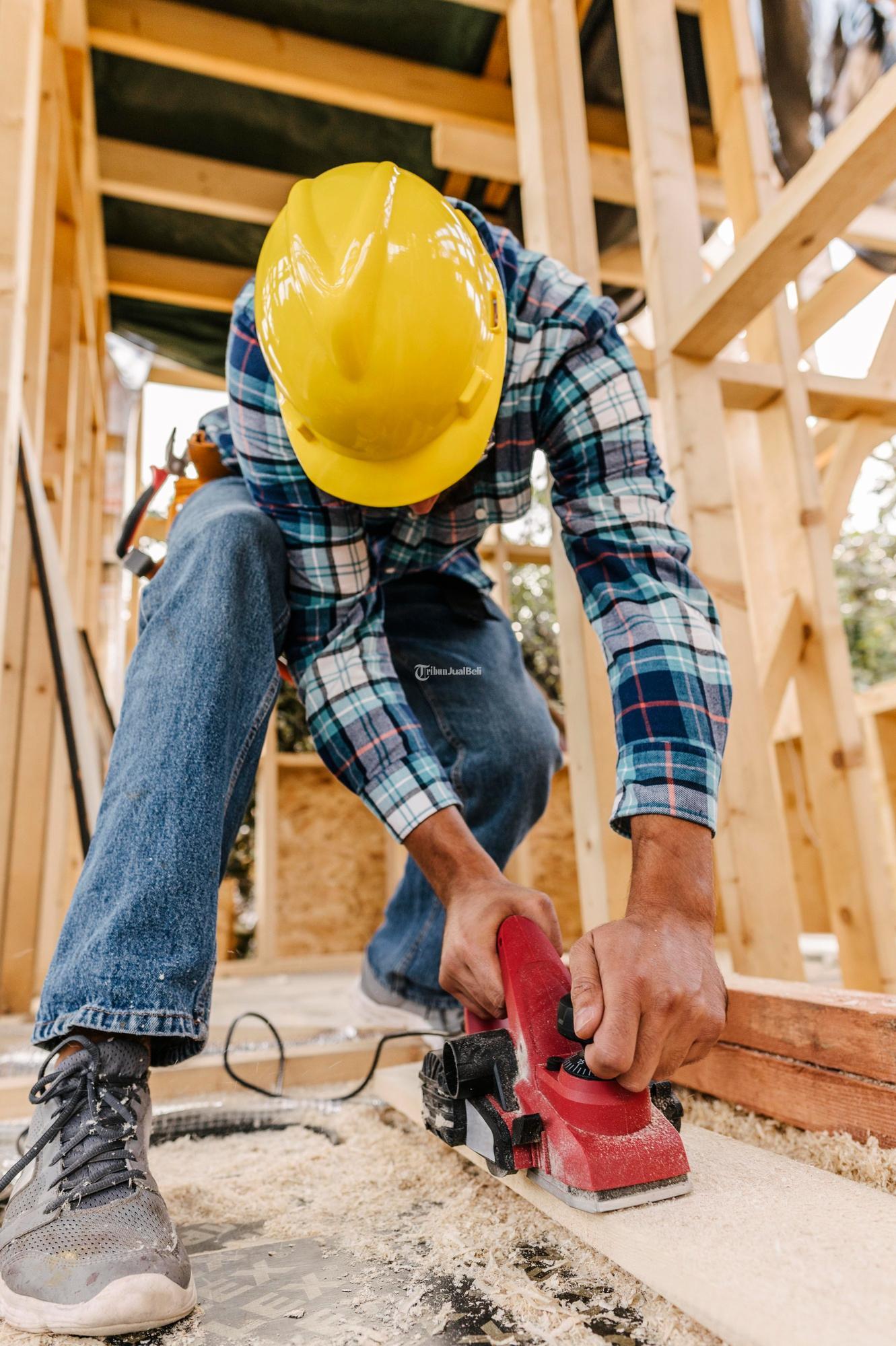 Construction would like. Каска из дерева. Builder photo