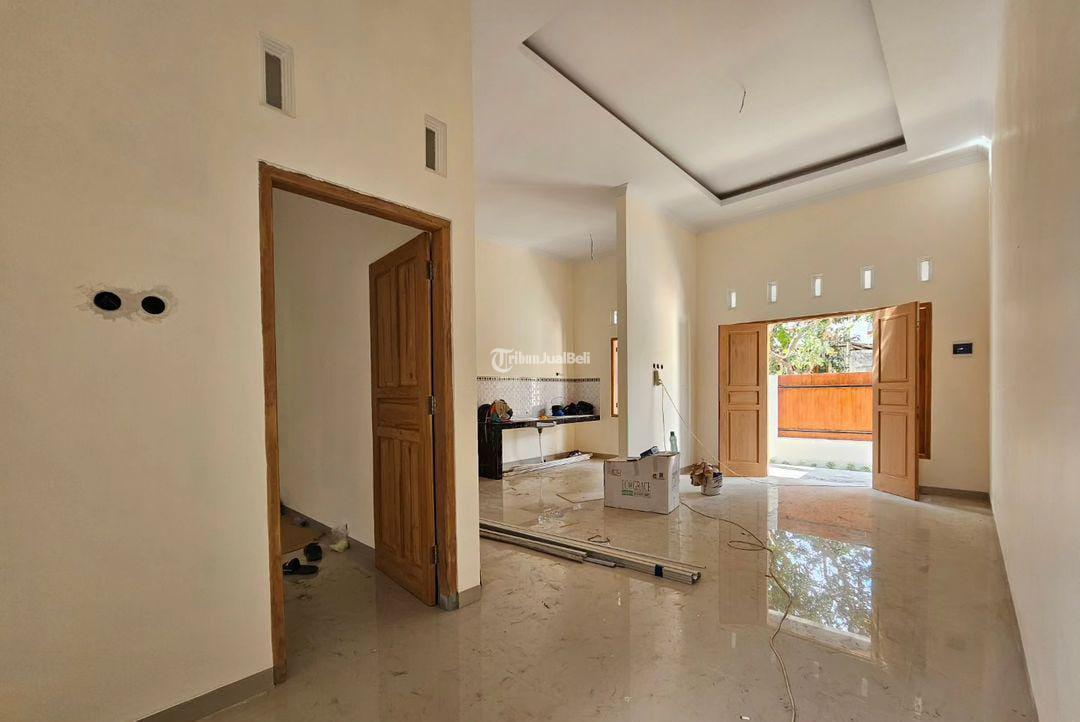 RUMAH PROSES FINISHING DESAIN MODERN DI JL KALIURANG KM 9