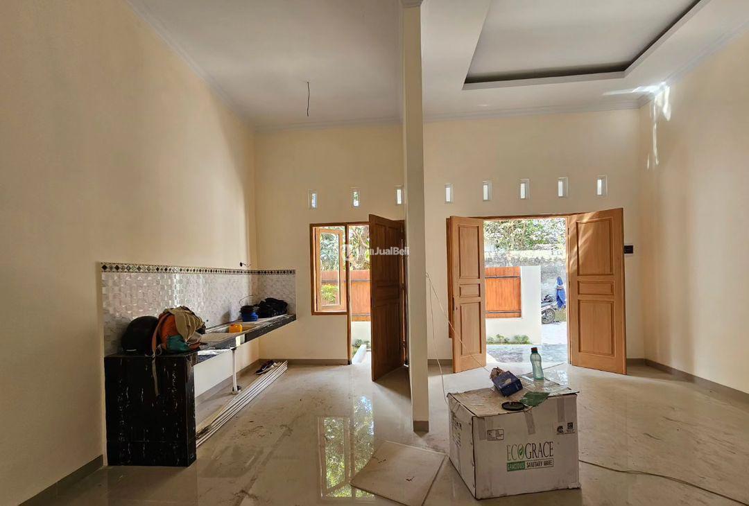 RUMAH PROSES FINISHING DESAIN MODERN DI JL KALIURANG KM 9