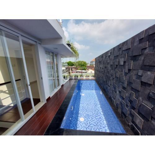 RUMAH 2,5 LANTAI DI DEKAT BALAI KOTA KAWASAN RAMAI PENDUDUK