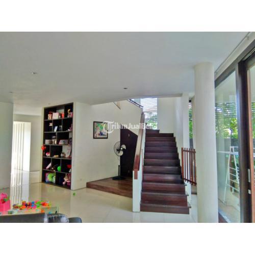 Rumah 2 Lantai 4 Kamar Tidur dengan Kolam Renang di Daerah Araya Malang