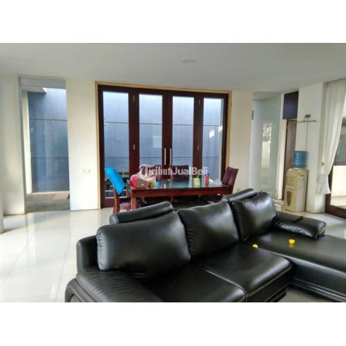 Rumah 2 Lantai 4 Kamar Tidur dengan Kolam Renang di Daerah Araya Malang