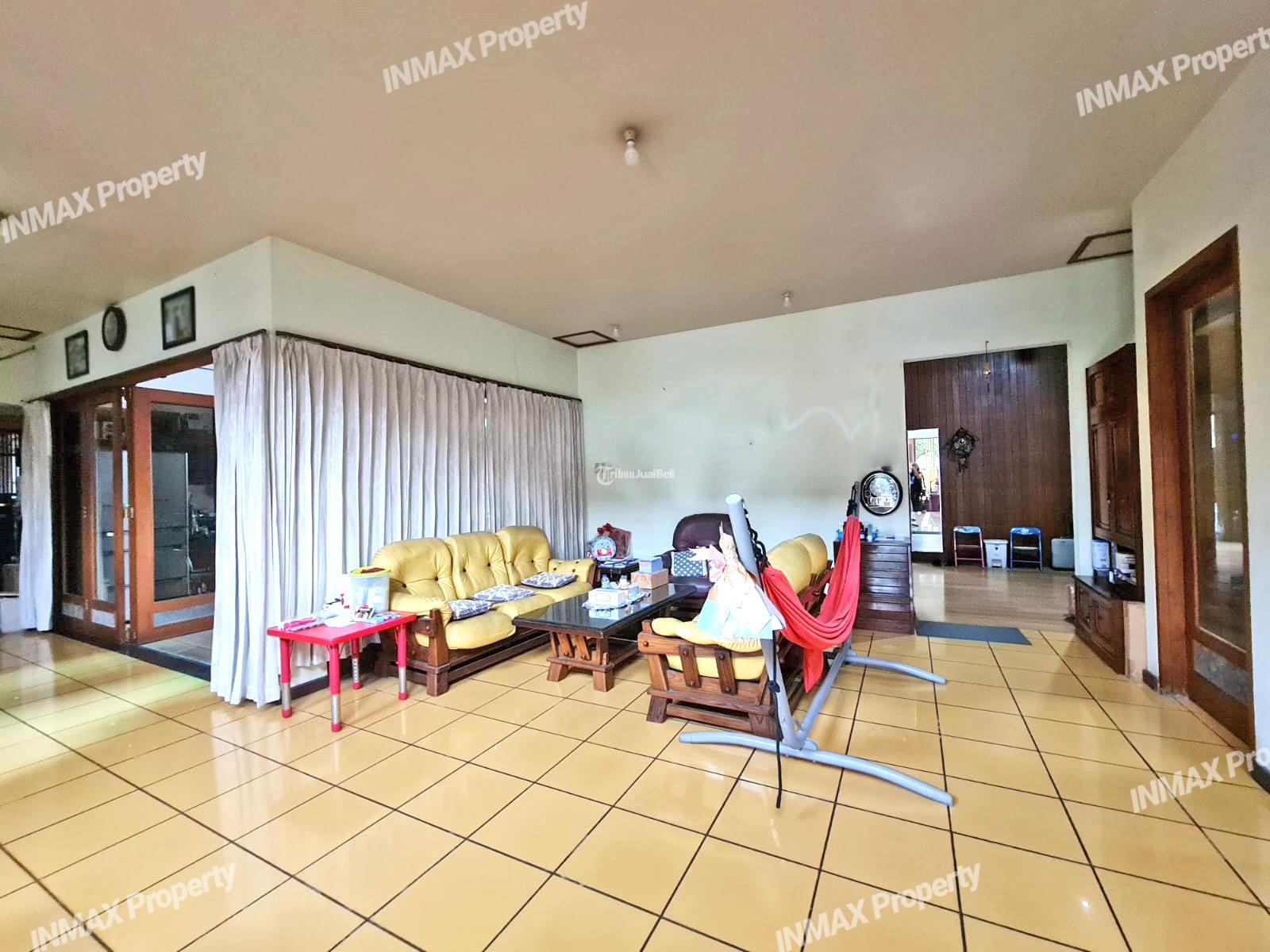 FASILITAS LENGKAP Rumah 2 Lantai dengan 4 Kamar Tidur di Daerah Dieng Malang