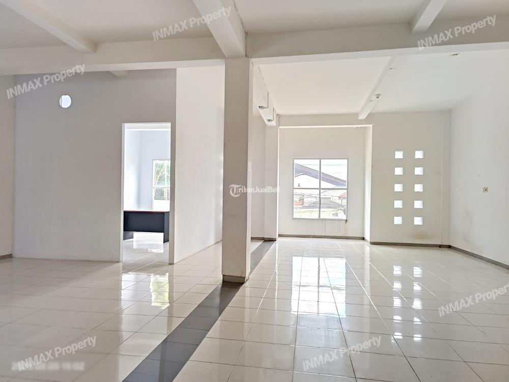 Ruko Strategis 3 Lantai dengan Parkiran Luas di Daerah Blimbing Malang