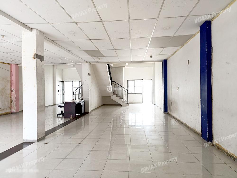 Ruko Strategis 3 Lantai dengan Parkiran Luas di Daerah Blimbing Malang