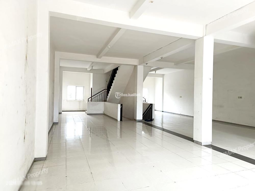 Ruko Strategis 3 Lantai dengan Parkiran Luas di Daerah Blimbing Malang