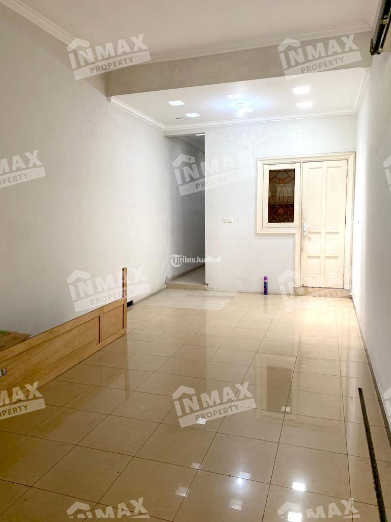 Rumah Klasik 2 Lantai dengan 5 Kamar Tidur dan Carport di Daerah Dieng Malang