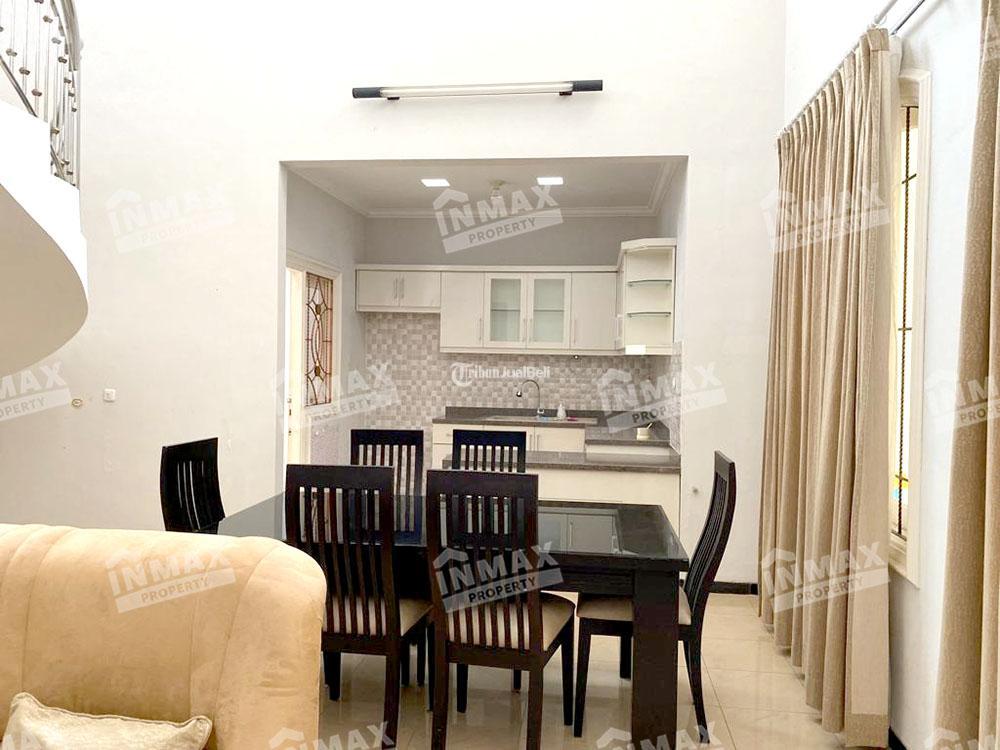 Rumah Klasik 2 Lantai dengan 5 Kamar Tidur dan Carport di Daerah Dieng Malang