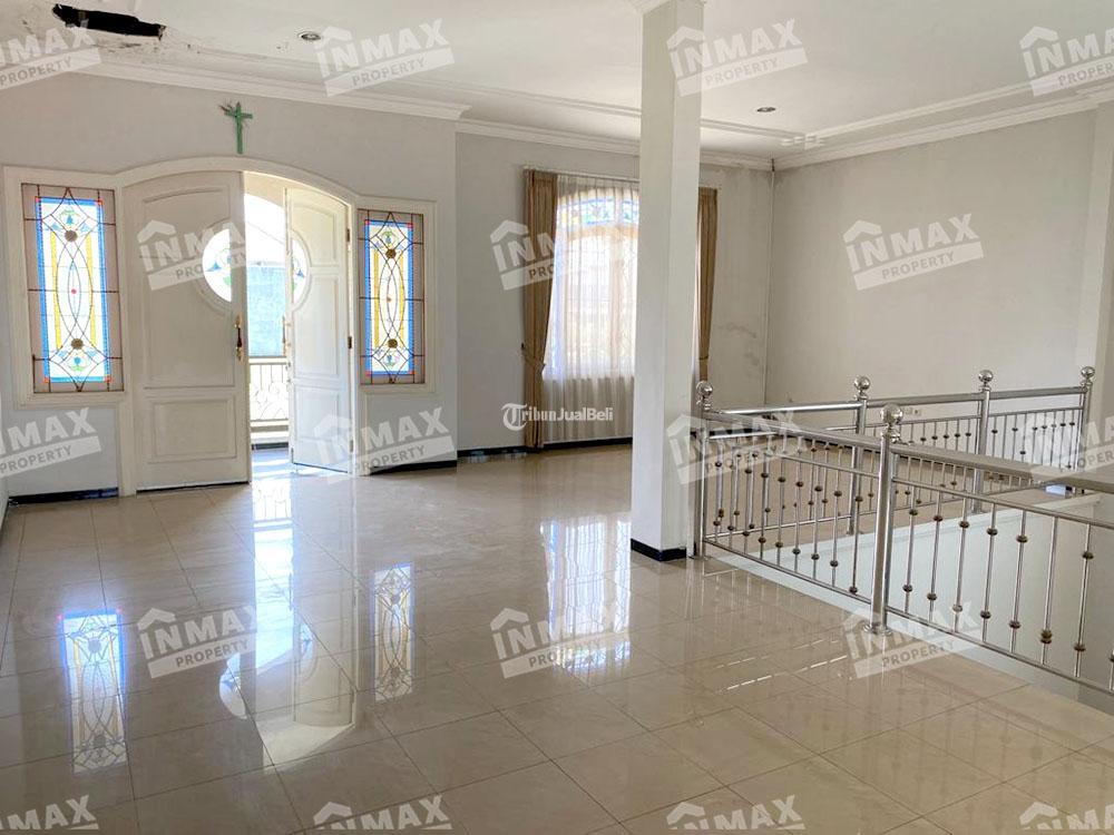 Rumah Klasik 2 Lantai dengan 5 Kamar Tidur dan Carport di Daerah Dieng Malang