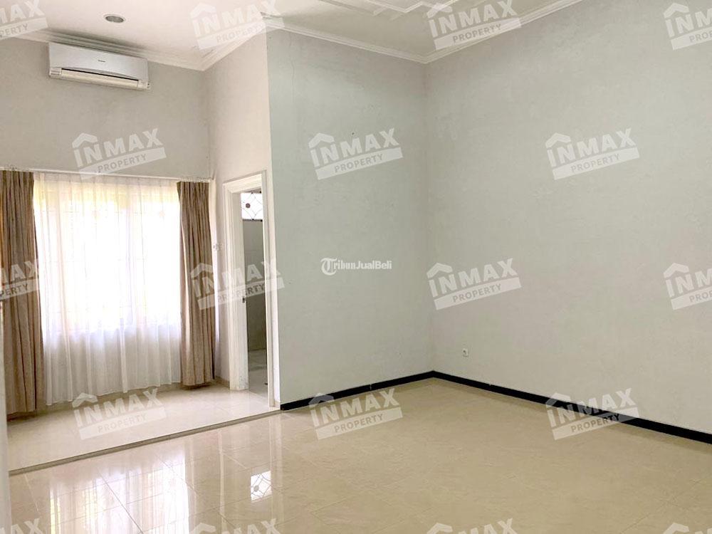 Rumah Klasik 2 Lantai dengan 5 Kamar Tidur dan Carport di Daerah Dieng Malang