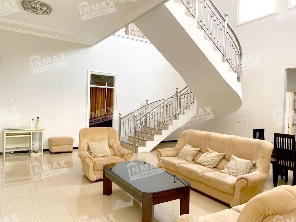 Rumah Klasik 2 Lantai dengan 5 Kamar Tidur dan Carport di Daerah Dieng Malang