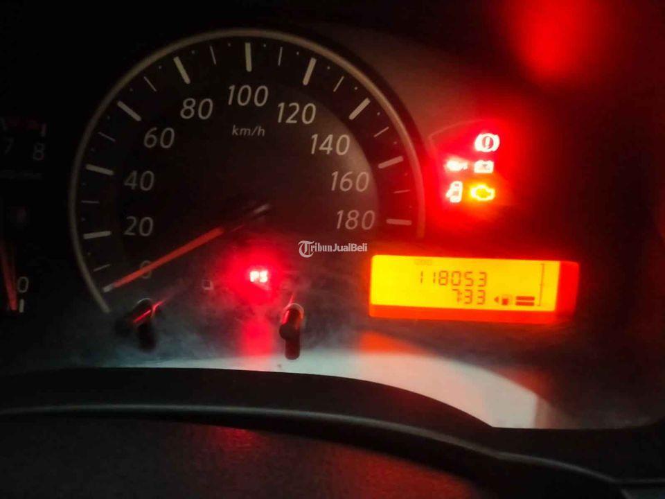 Mobil Nissan March Bekas TAhun 2011 Manual Warna Putih Siap Pakai Solo