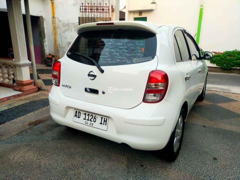 Mobil Nissan March Bekas TAhun 2011 Manual Warna Putih Siap Pakai Solo