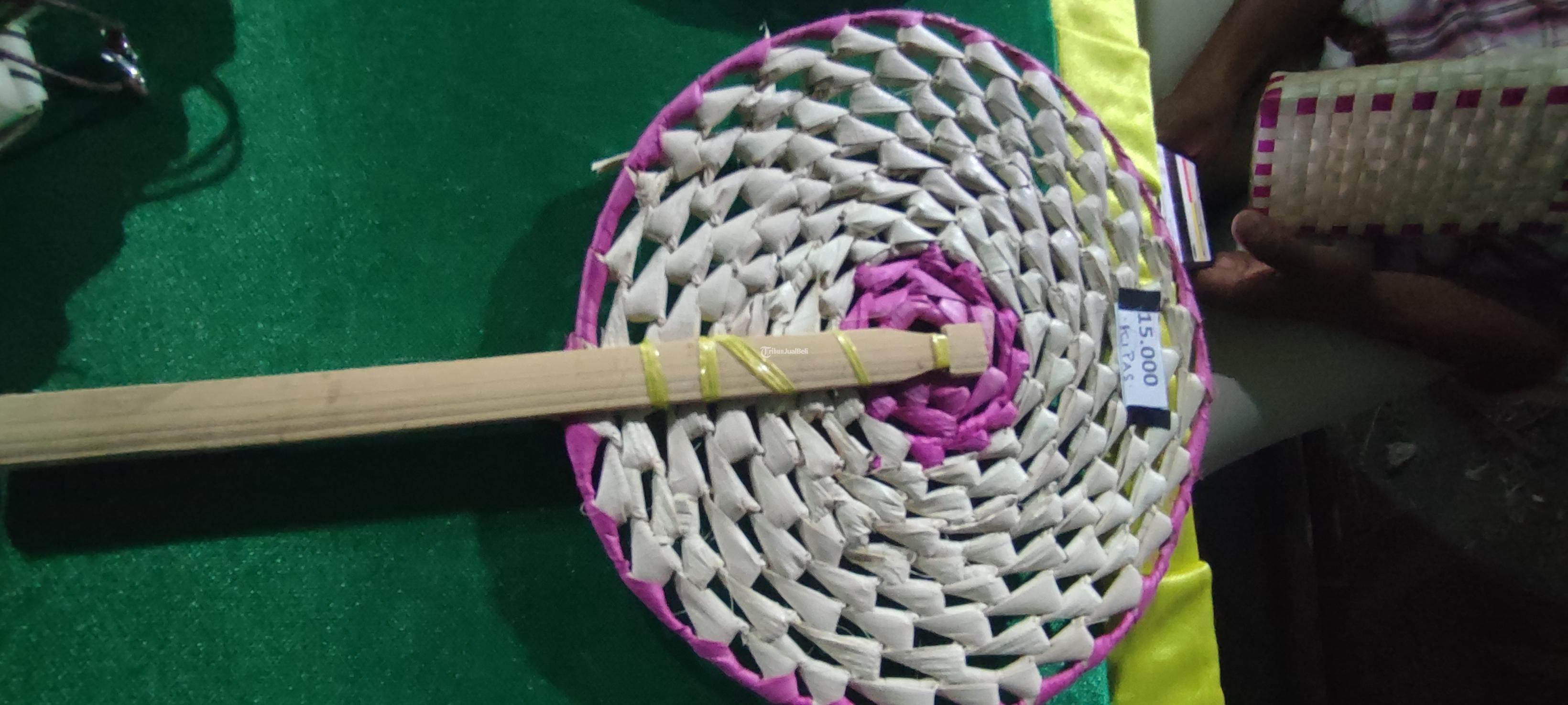 Kipas Dari Daun Lontar
