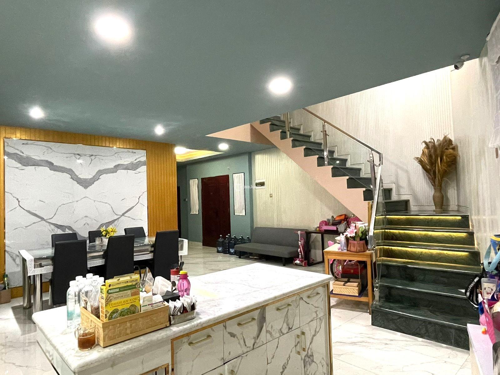 Rumah Hoek Mewah 6KT 5KM Garasi 2 Mobil Listrik 11000 watt Siap Huni LT167 LB500 3 Lantai Bekasi Kota Jawa Barat