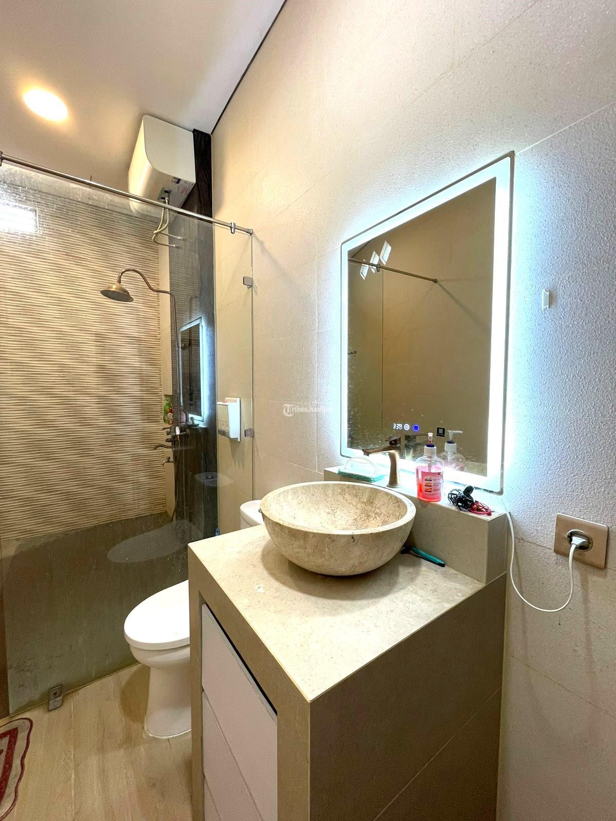 Rumah Hoek Mewah 6KT 5KM Garasi 2 Mobil Listrik 11000 watt Siap Huni LT167 LB500 3 Lantai Bekasi Kota Jawa Barat