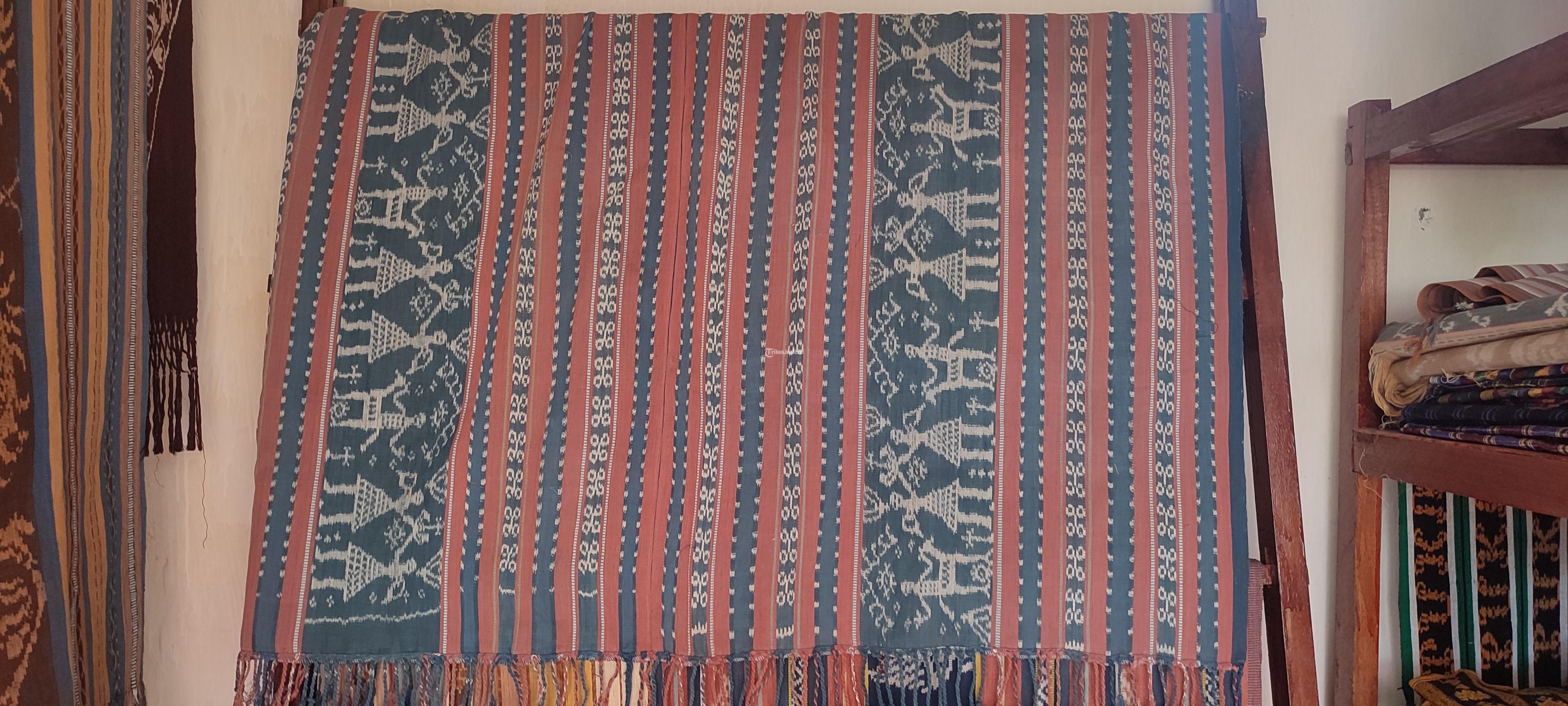 Sarung Tenun Maumere Pewarna Alam Motif Manusia Berpegangan Tangan