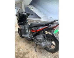 Motor Beat Hitam Strip Merah