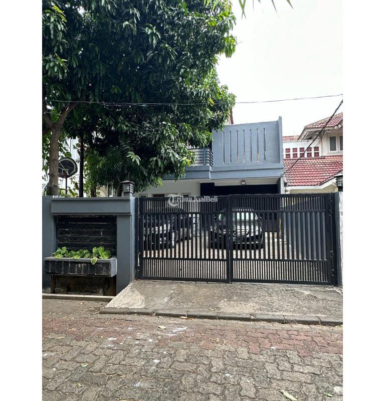 RUmah 2 lantai terawat di dalam Komplek di Lebak Bulus,