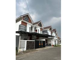 Dijual Rumah Posisi Hook 2 Lantai 3KT 2KM Karangploso - Malang