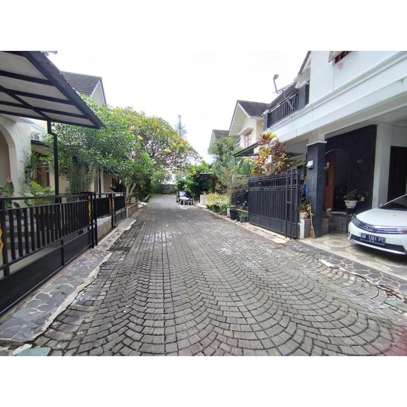 Dijual Rumah Second Mewah 2 Lantai Tipe 218 di Gamping - Sleman