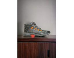 Safety Shoes Anti Slip Tinggi 9cm - Surakarta