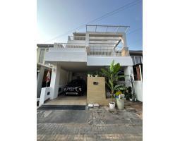 Dijual Rumah Mewah, 3 Lantai, LT. 105m2, LB. 300m2, View Pegunungan Tangkuban Perahu, Cluster Sweet Antapani - Bandung