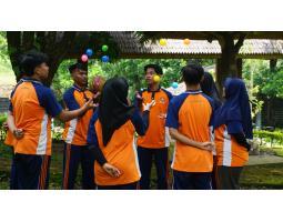 OUTBOUND UNTUK MEMBANGUN KEMAMPUAN KEPEMPIMPINAN DI KALANGAN SISWA SMK  TIPS INDONESIA