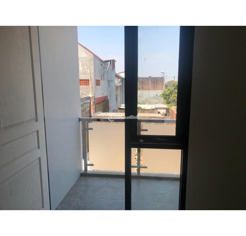 RUMAH CANTIK 2 LANTAI DI KARANGPLOSO DEKAT MALL DINOYO