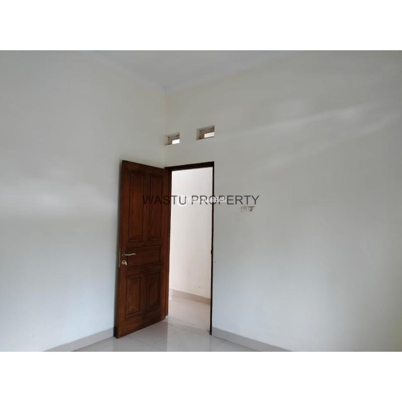 RUMAH SIAP HUNI CARPORT 3 MOBIL 9 MENIT KE UTARA AMIKOM JOGJA