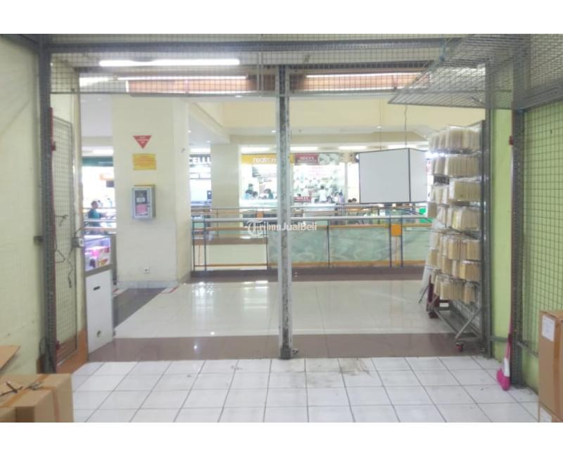 ITC Roxy Mas sepi dengan spanduk "Dijual"