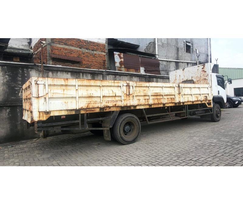 Isuzu Giga truk kargo di pelabuhan